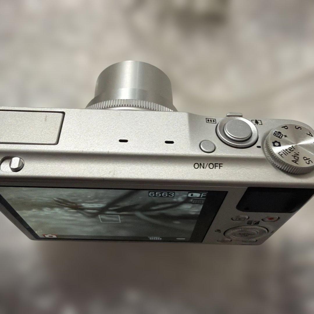 【セール！】Fujifilm XQ1 シルバー コンパクトデジタルカメラ