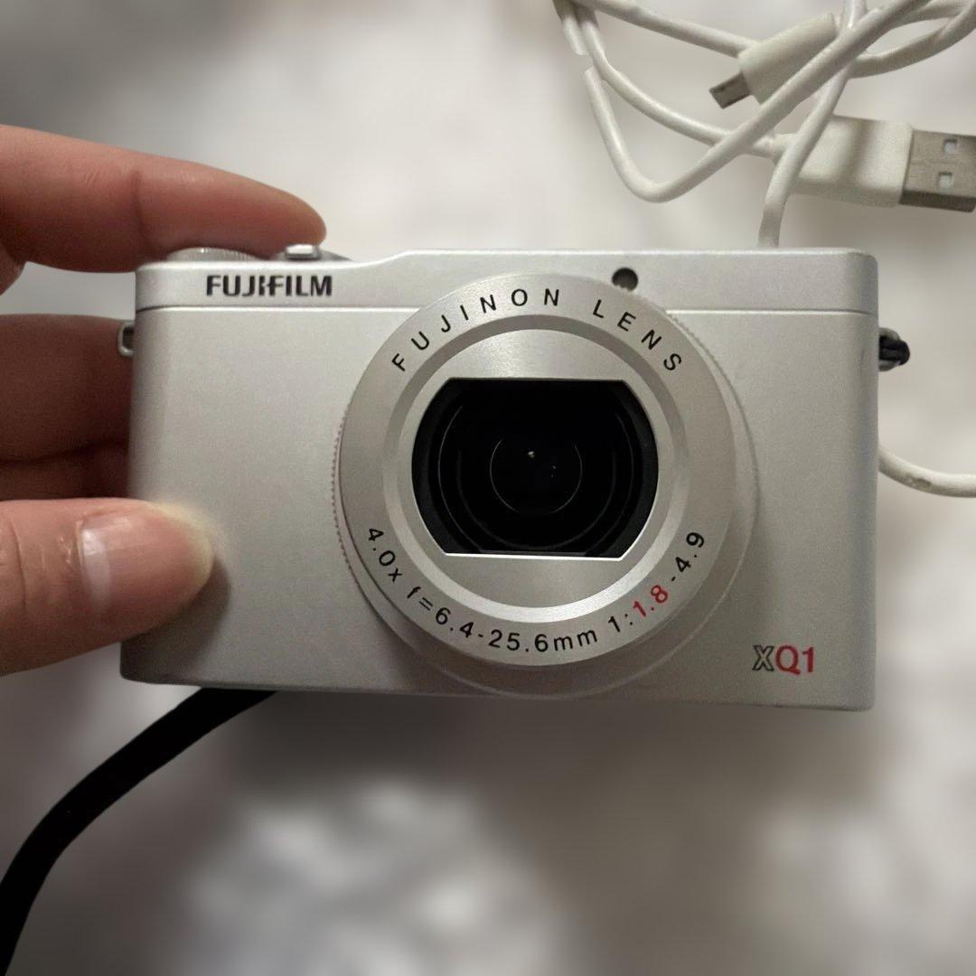 【セール！】Fujifilm XQ1 シルバー コンパクトデジタルカメラ