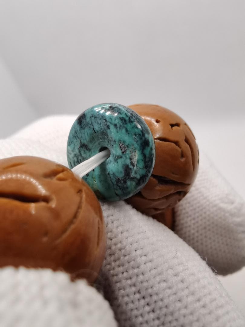 【精品】文玩桃の実 緑松石入り 覇王龍彫刻円玉 16mm