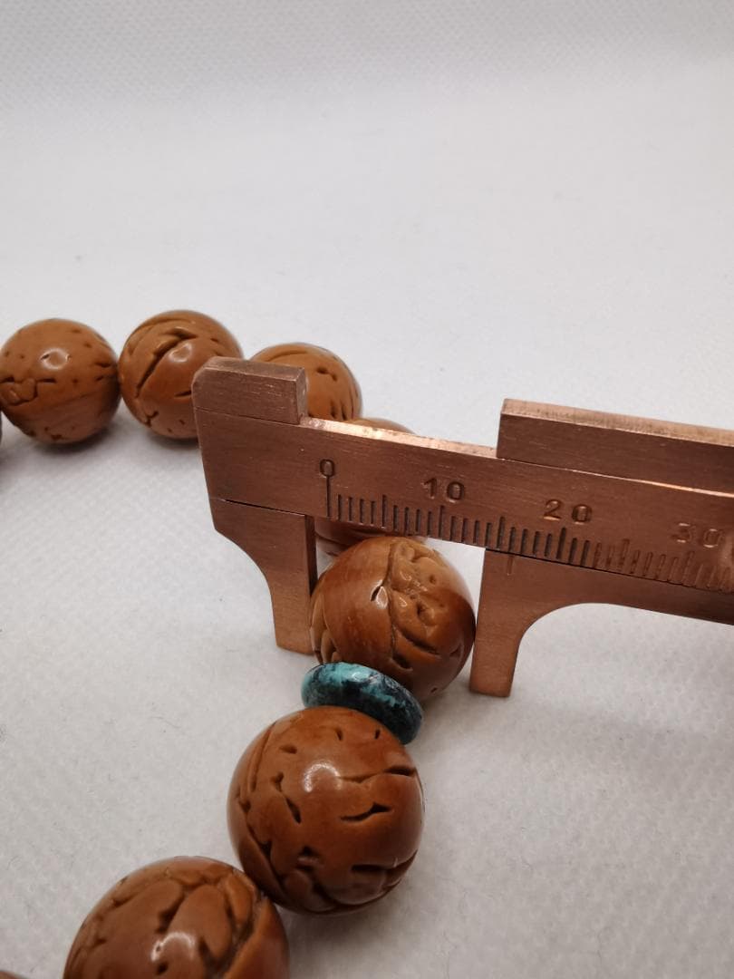 【精品】文玩桃の実 緑松石入り 覇王龍彫刻円玉 16mm