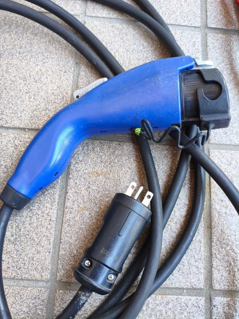 トヨタ純正充電ケーブル+AC100Vケーブル付き