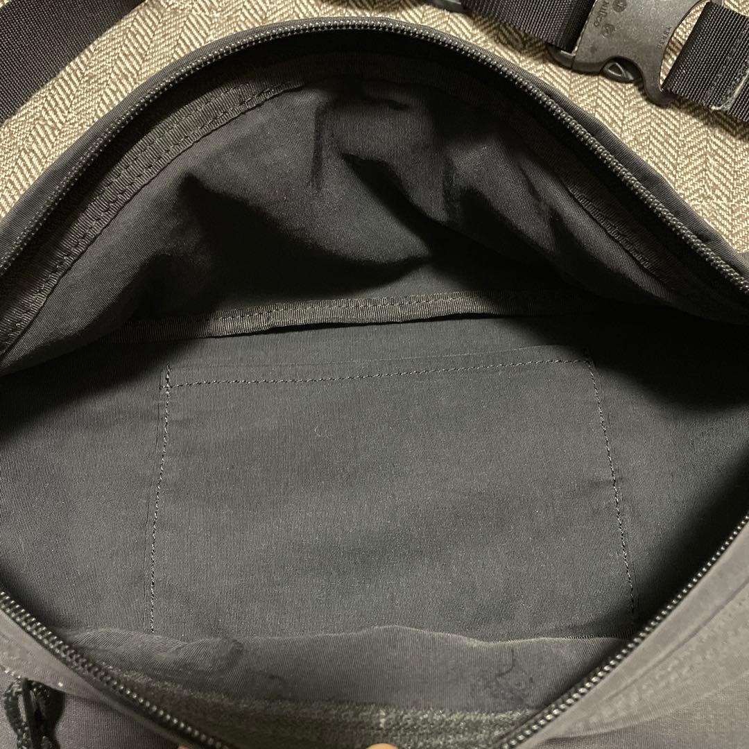 美品TROPHY CLOTHING ボディバッグ ブラック