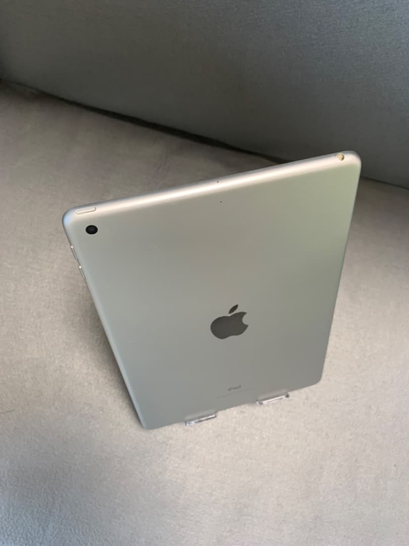 美品 iPad 第6世代 WiFiモデル 128GB シルバー色