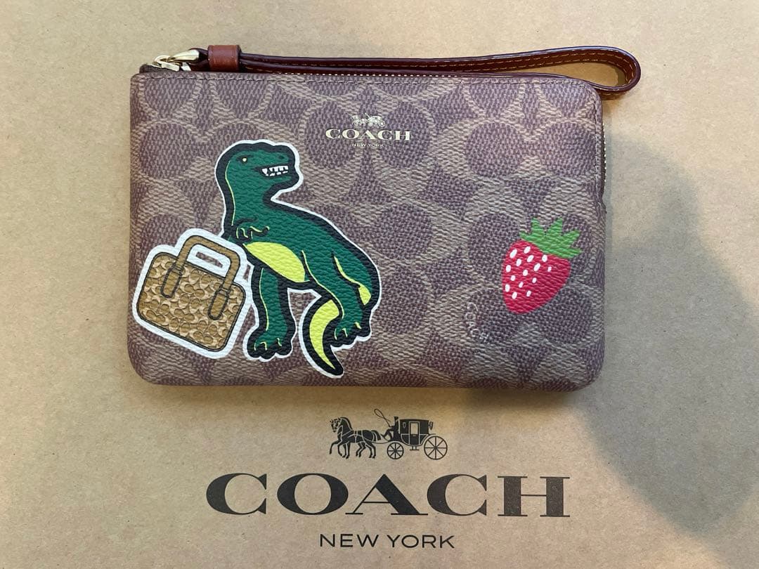 【COACH/CW856】ポーチ ステッカープリント恐竜 いちごダイスダイナソー
