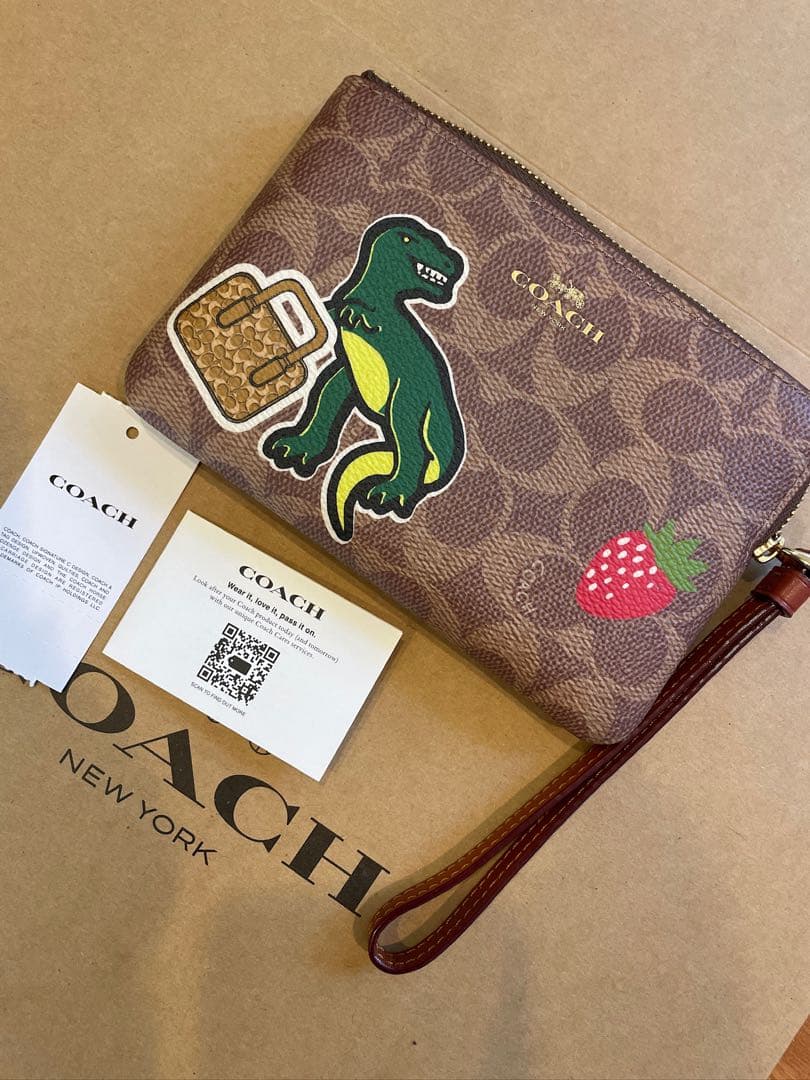 【COACH/CW856】ポーチ ステッカープリント恐竜 いちごダイスダイナソー