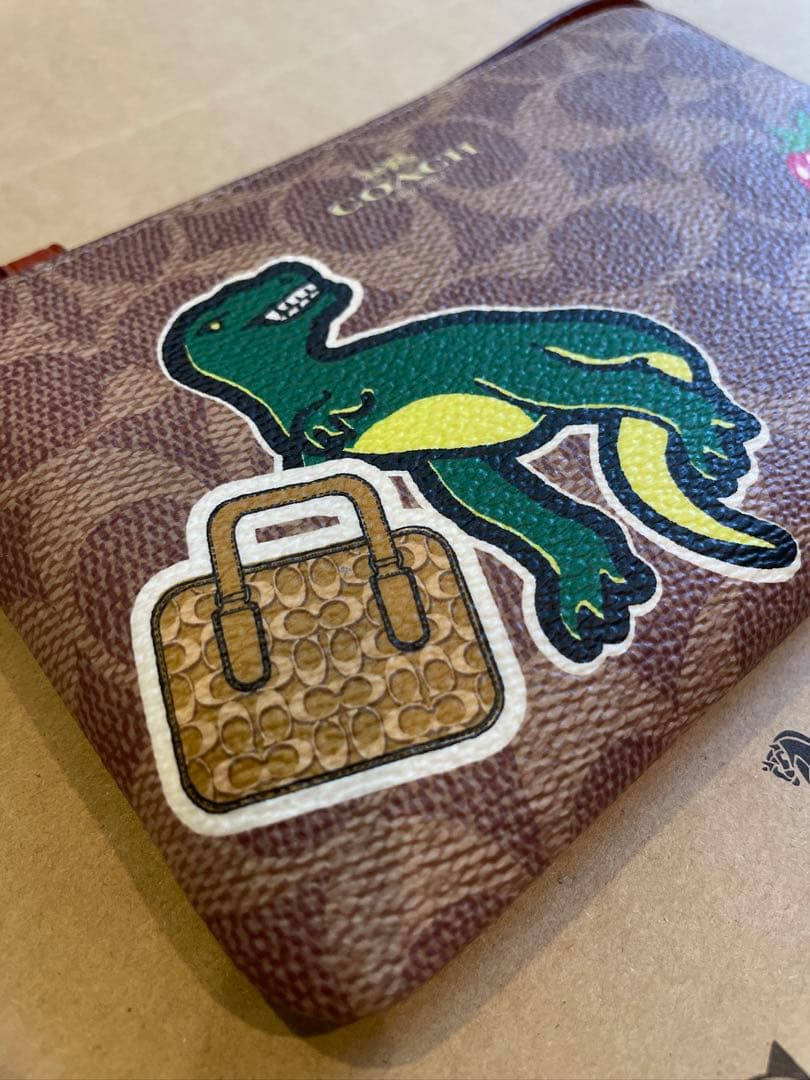【COACH/CW856】ポーチ ステッカープリント恐竜 いちごダイスダイナソー
