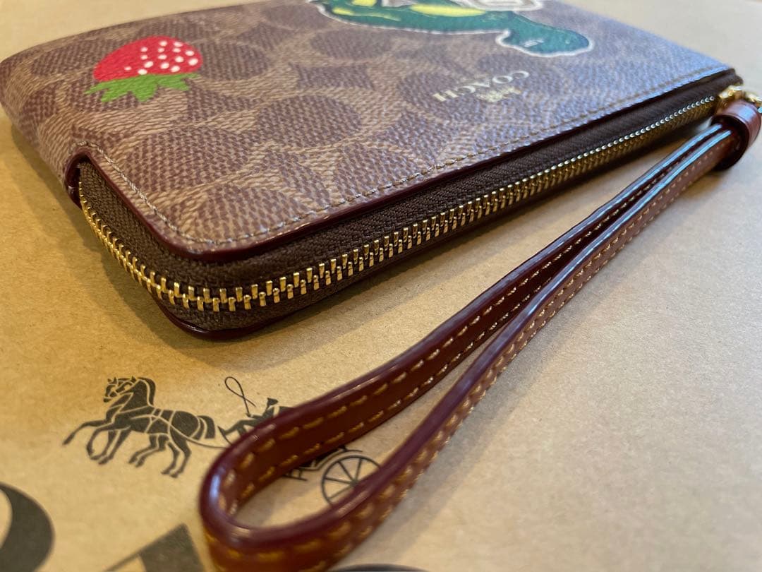 【COACH/CW856】ポーチ ステッカープリント恐竜 いちごダイスダイナソー