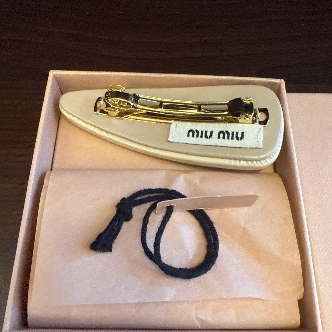 緑茶　MIU MIU ヘアピン アイボリー
