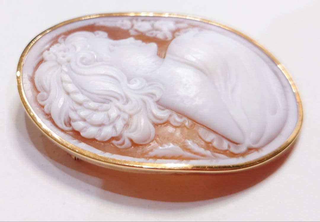淑女のカメオブローチ(ヴィンツェンツォ・ヴォルペ作)