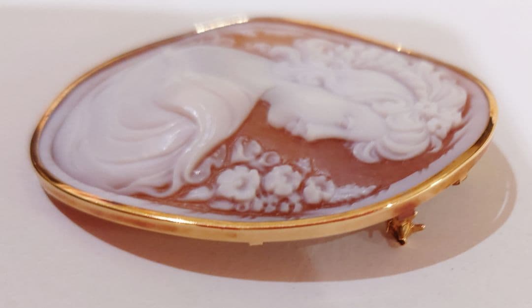 淑女のカメオブローチ(ヴィンツェンツォ・ヴォルペ作)