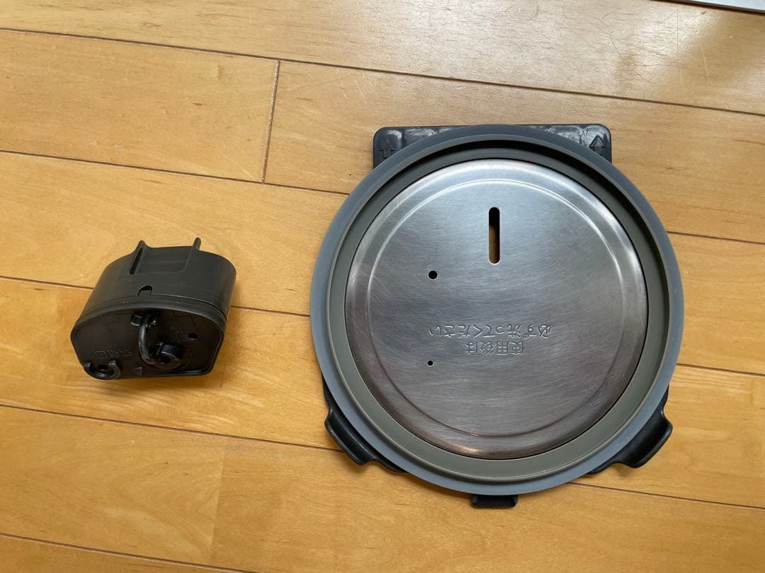 【ジャンク品】 TOSHIBA IH炊飯器 RC-10VSV ホワイト