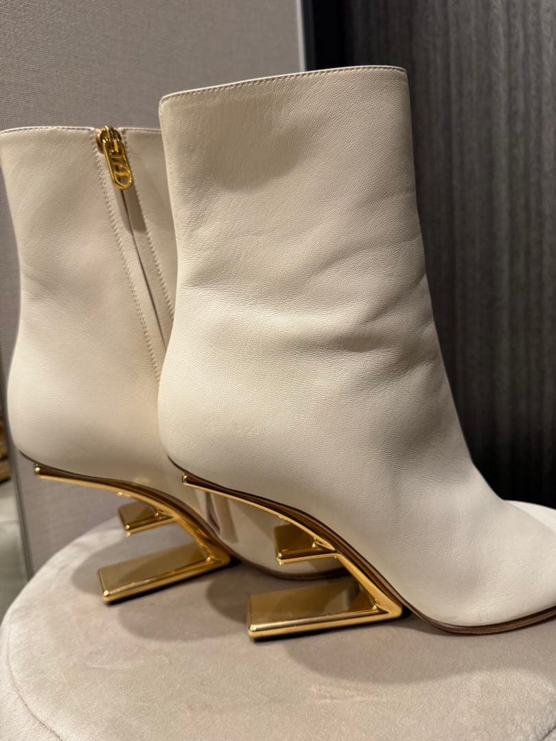 Sora専用ホワイトレザー ブーツ ゴールドヒール　桐谷美玲さん着用