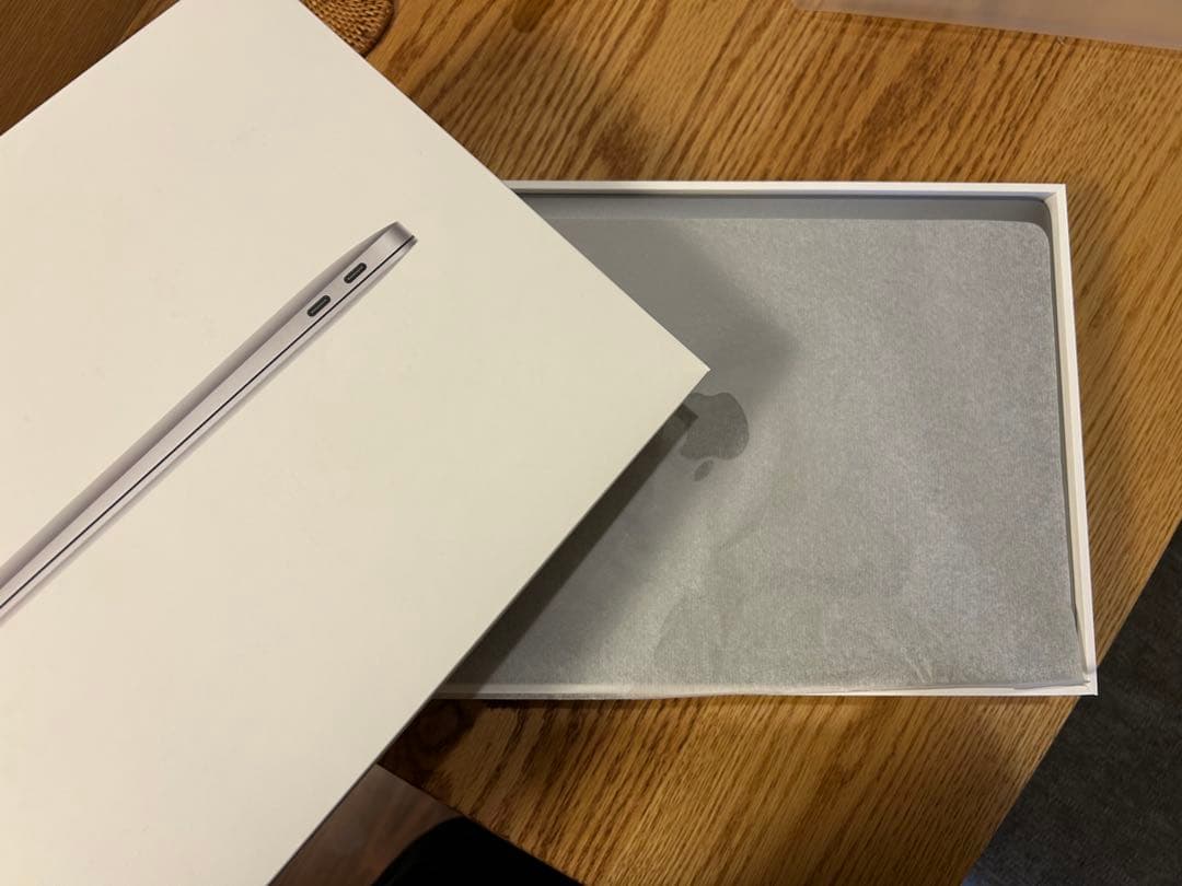 シルバー MacBook Air 2018