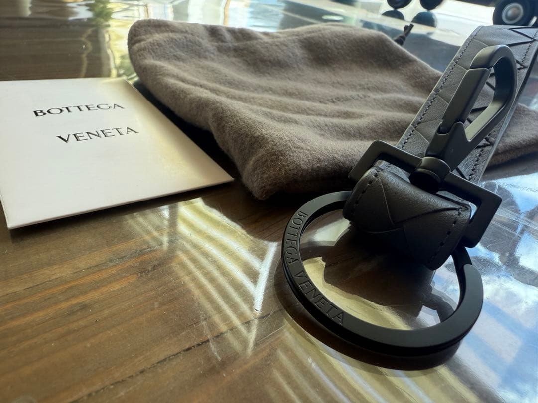 n*n様 お値下げ　BOTTEGA VENETA グレー レザー キーホルダー