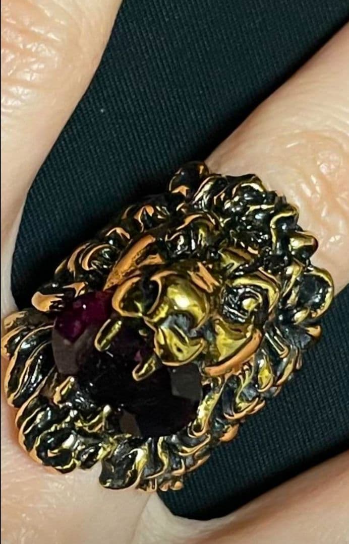 ★GUCCl【希少】紫色ストーンのライオンデザインリング 美品です★ゴールド系