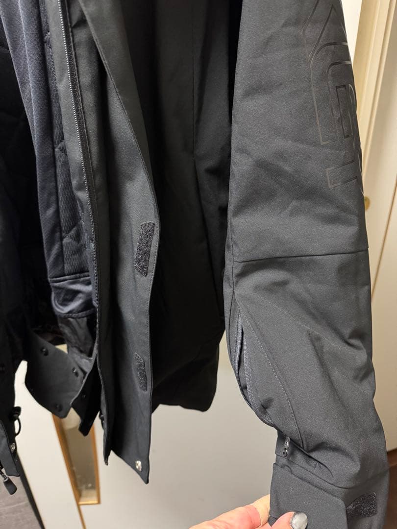 美品　OAKLEY ジャケット ブラック　スノーボード　ウェア