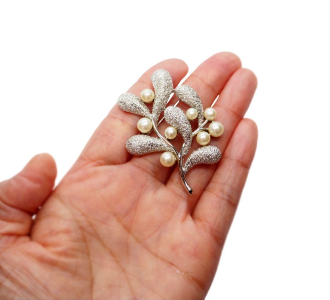 TRIFARI 1950年代ヴィンテージ　宿り木のブローチ