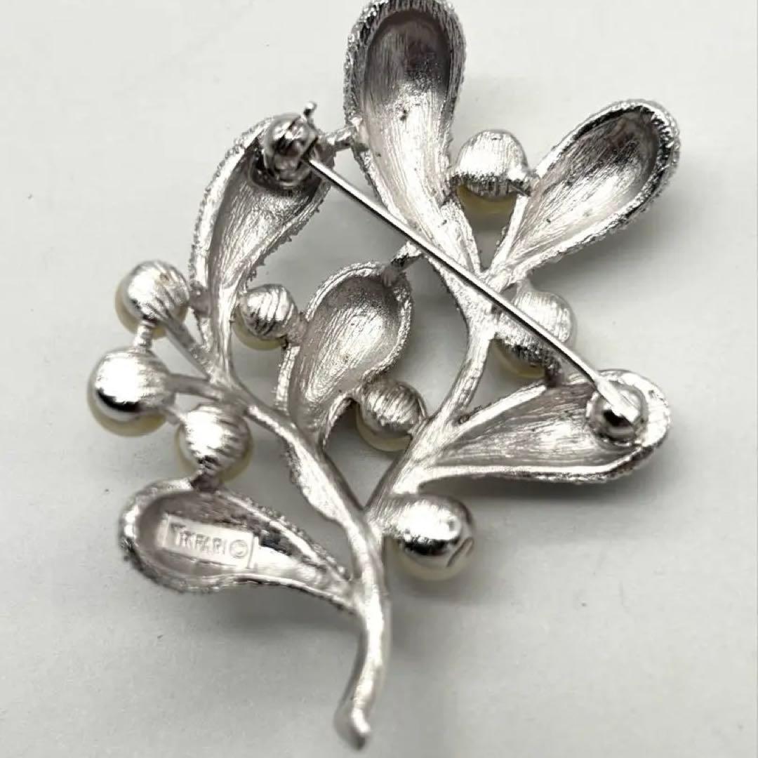 TRIFARI 1950年代ヴィンテージ　宿り木のブローチ