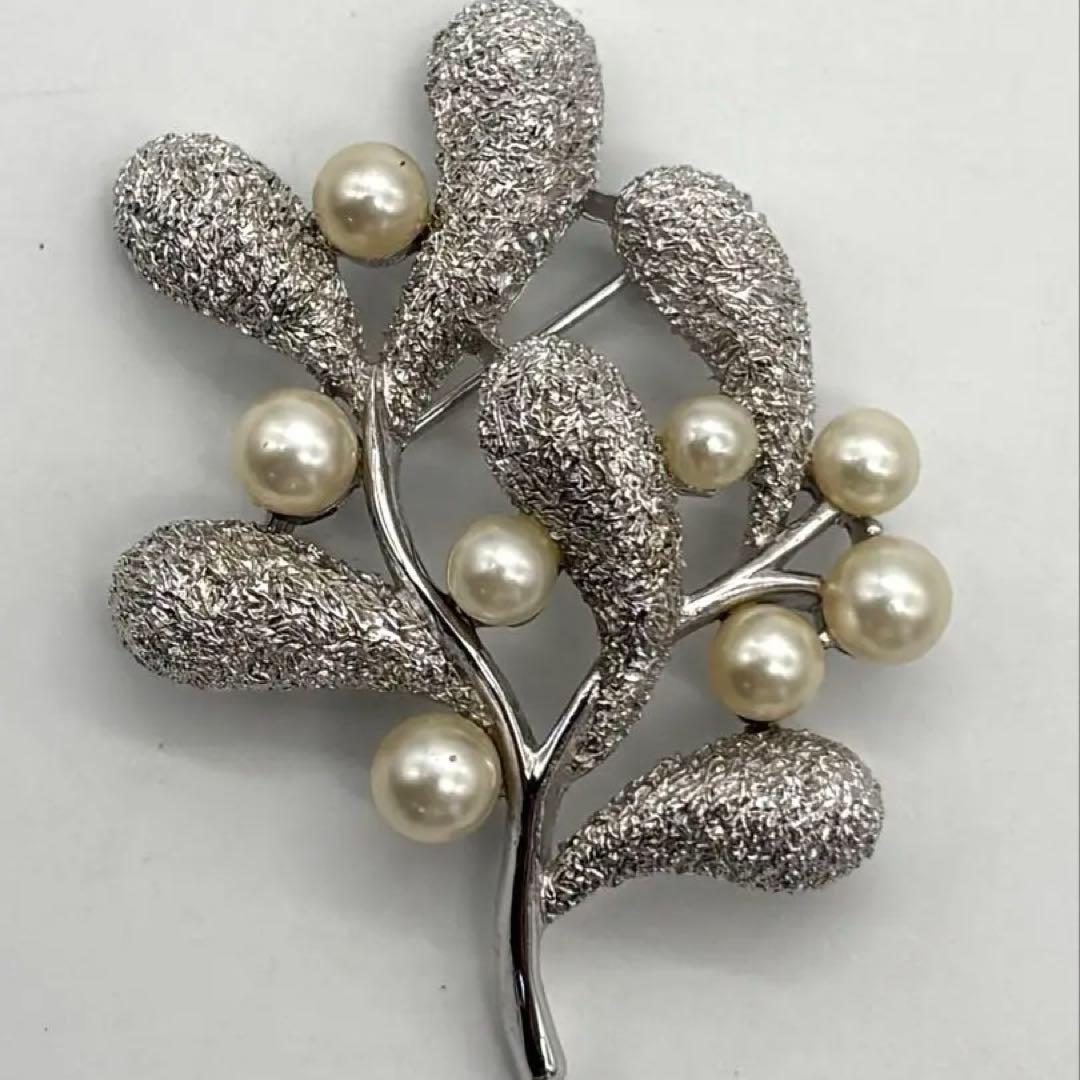 TRIFARI 1950年代ヴィンテージ　宿り木のブローチ