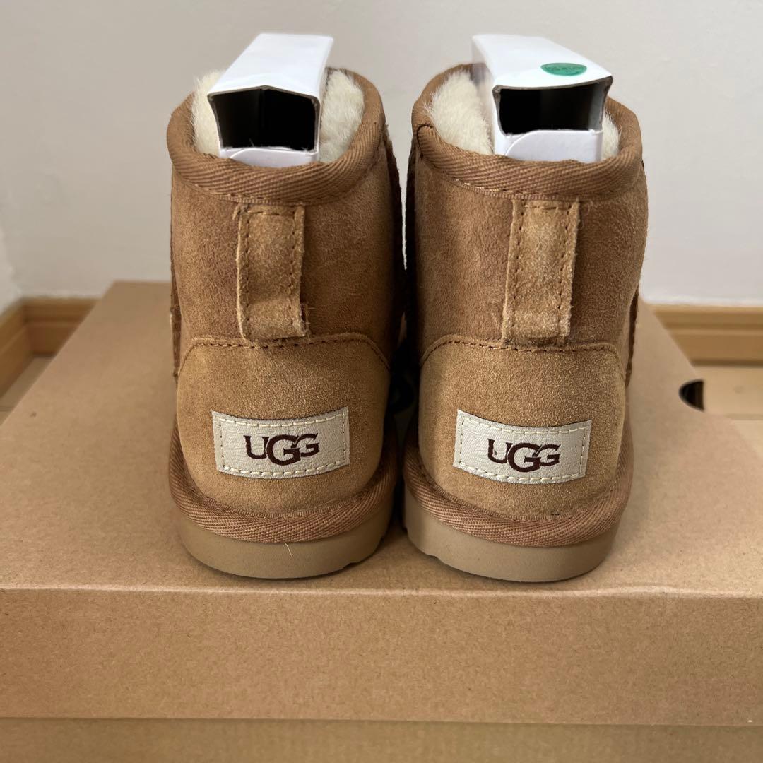 新品未使用・UGG クラシックミニ ムートンブーツ　キッズ21cm
