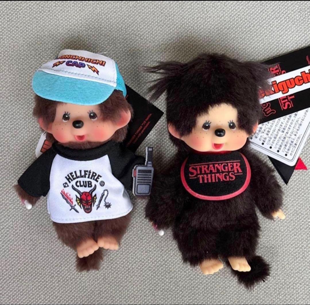 モンチッチ × ストレンジャー・シングス キーチェーン ヘルファイア・クラブ