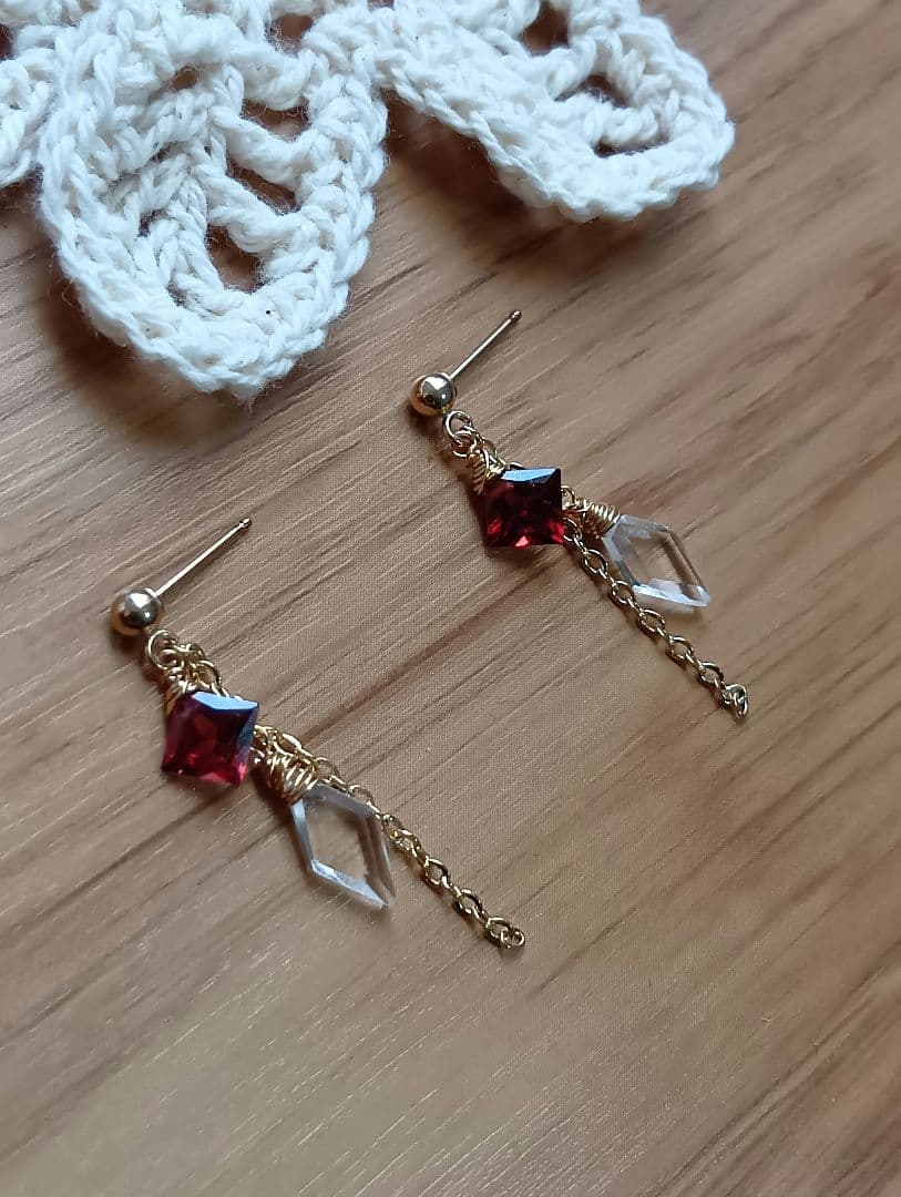 538/14kgf宝石質ガーネットとクリスタルのポストピアス