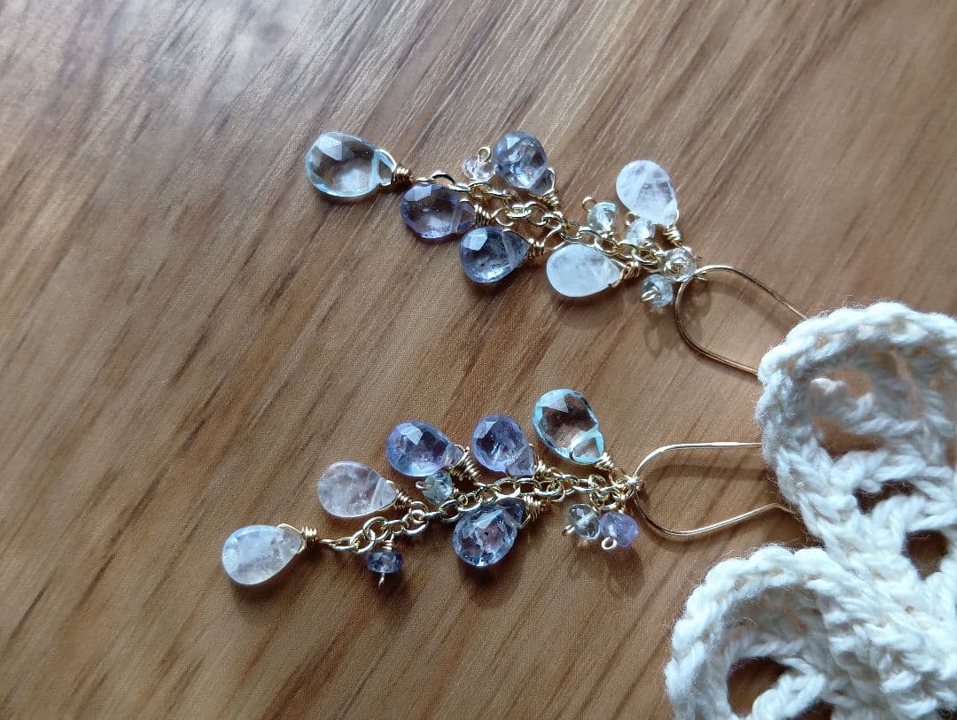 538/14kgf宝石質ガーネットとクリスタルのポストピアス