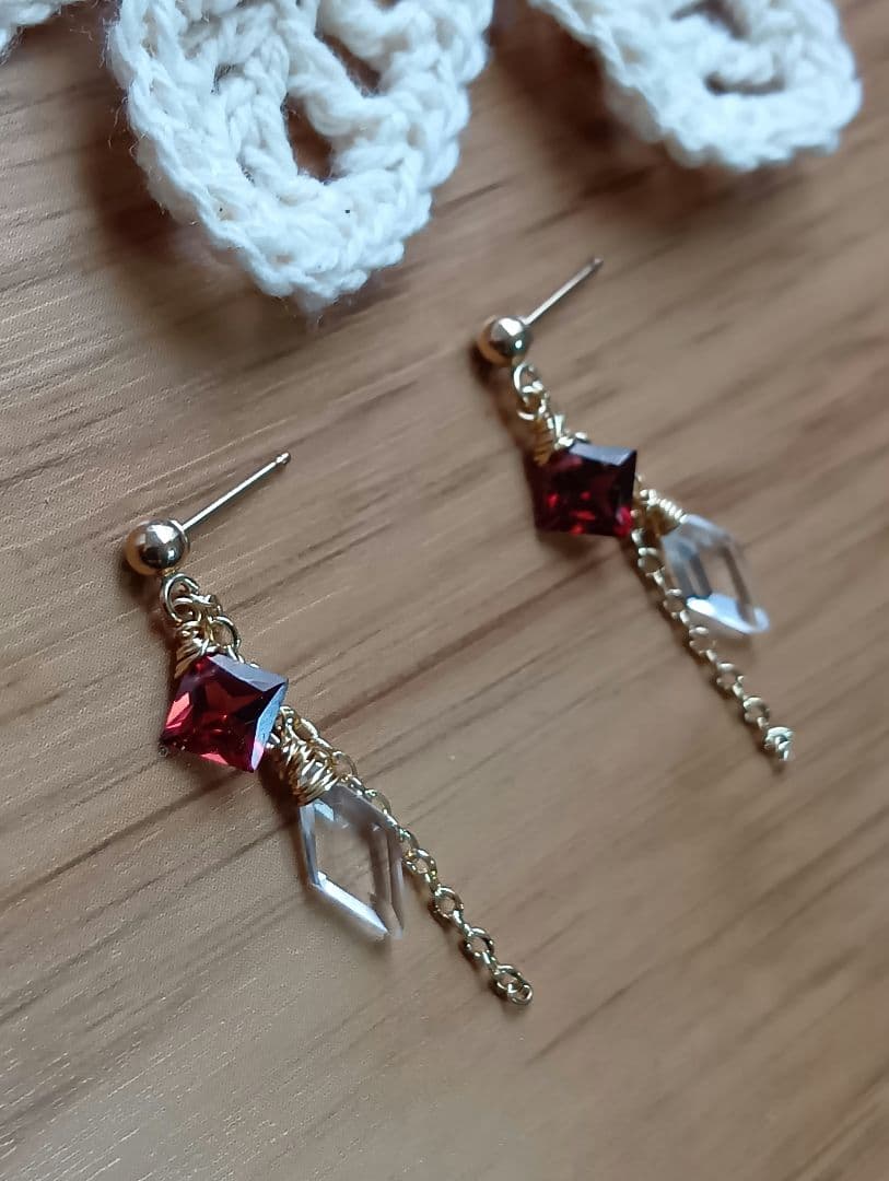 538/14kgf宝石質ガーネットとクリスタルのポストピアス