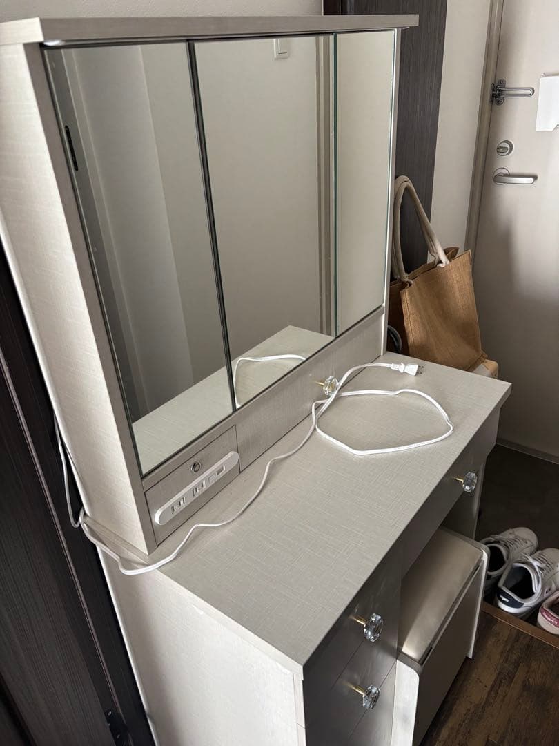 ホワイト三面鏡ドレッサー ご購入様決まっております