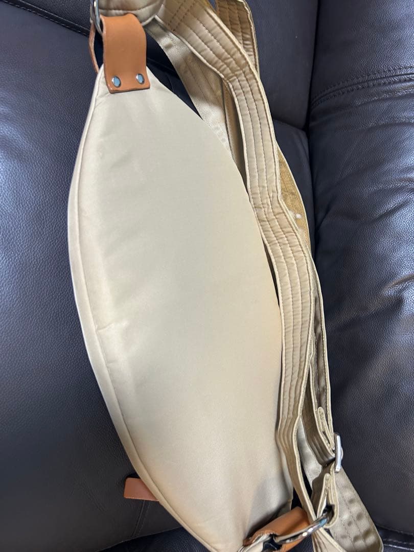 Māni N'ORN ベージュ ヒップシート