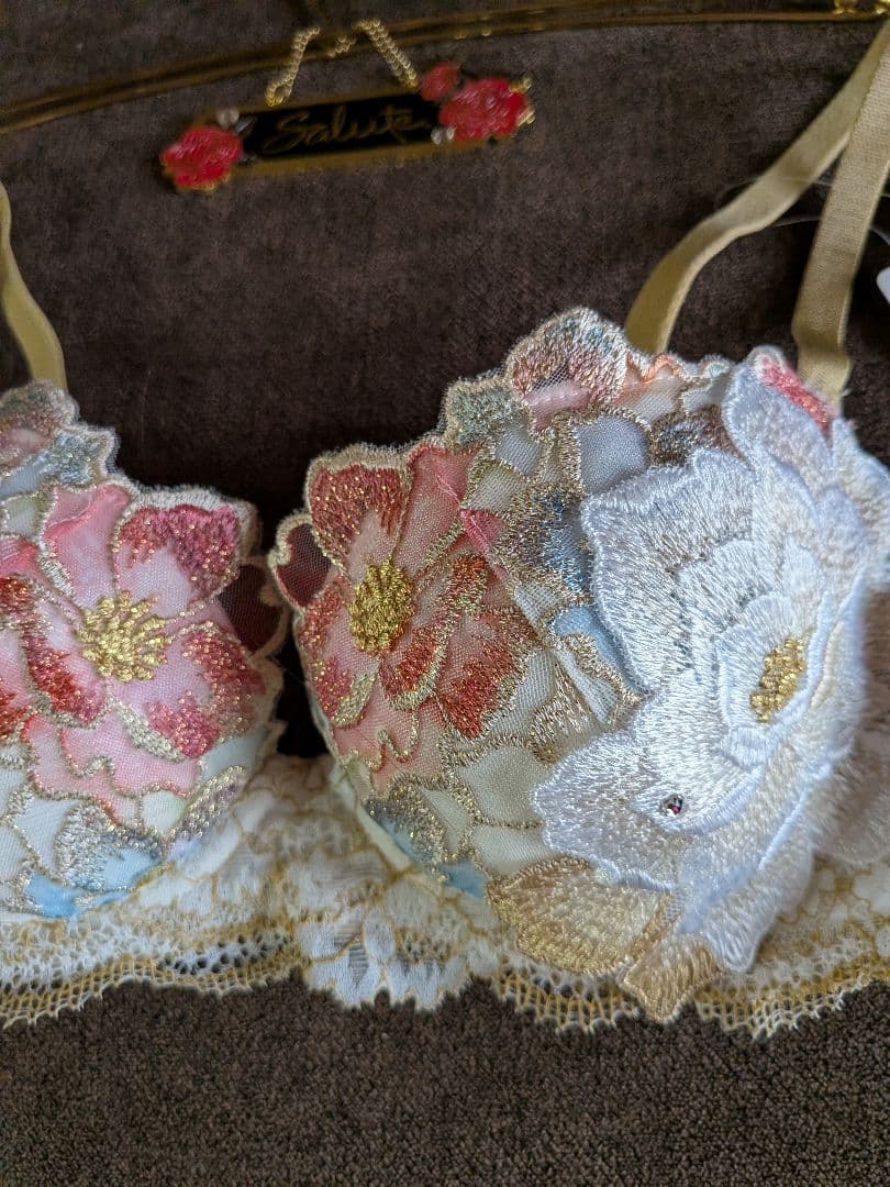 Salute 、03グループ婚礼衣装ブラジャーB70サイズ。