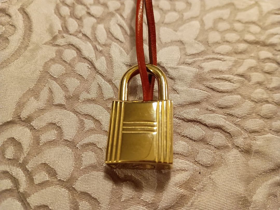 エルメス ケリーバッグ バーガンディ色の付属品 カデナ、クロシェット、鍵