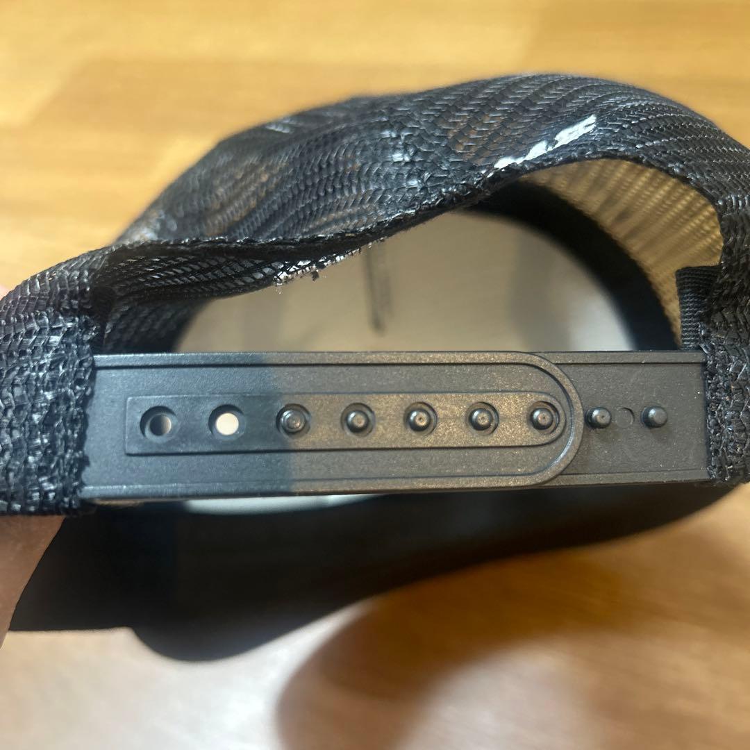 Supremeブラック トラッカーキャップ 刺繍ロゴ