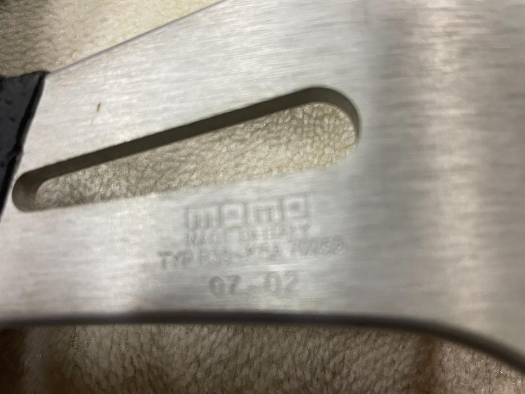 MOMO TREK 35パイ レッド ステアリング