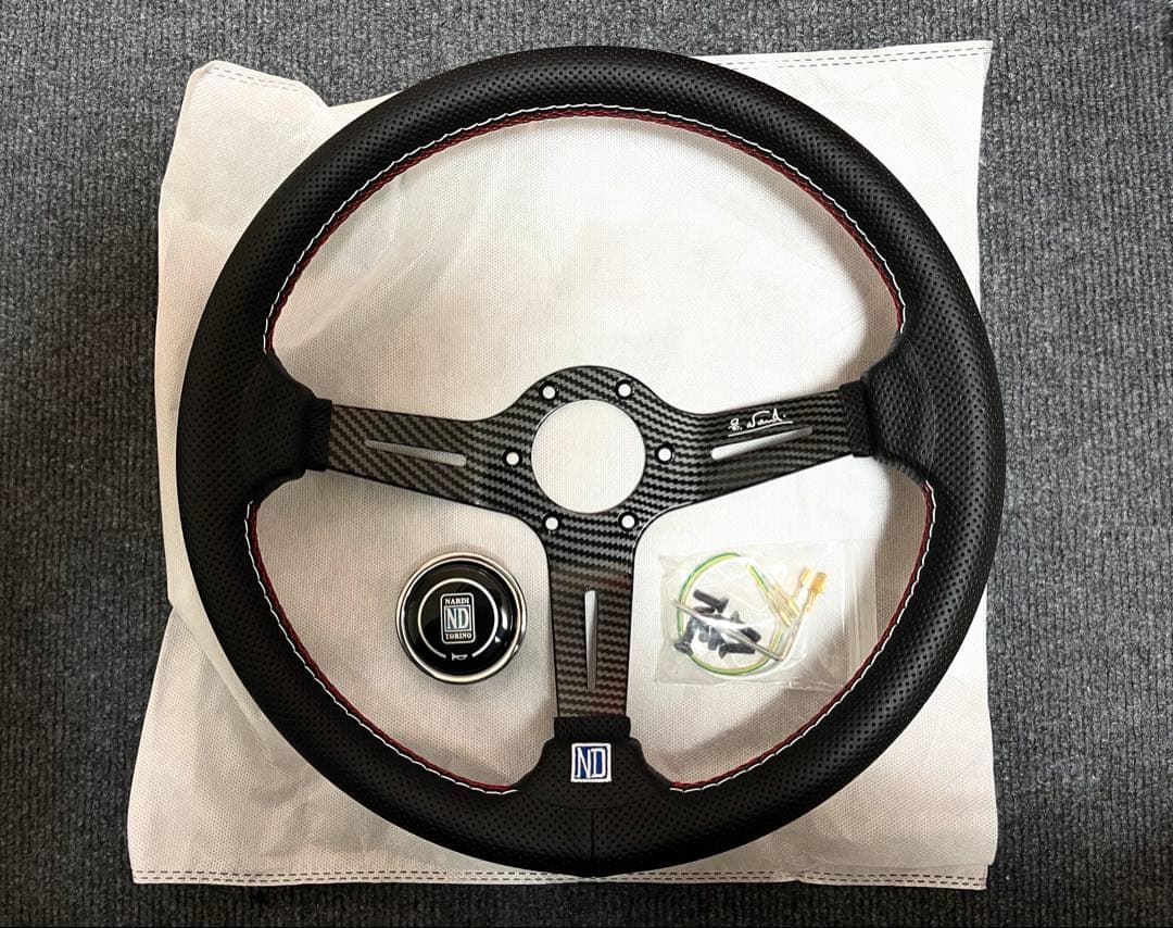 本日限定価格‼️ナルディ14インチカーボンファイバースタイルスポークレッドステッチ