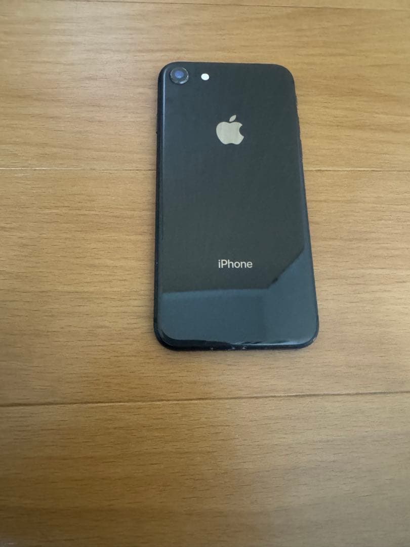 Apple アップル　iPhone8 64GB