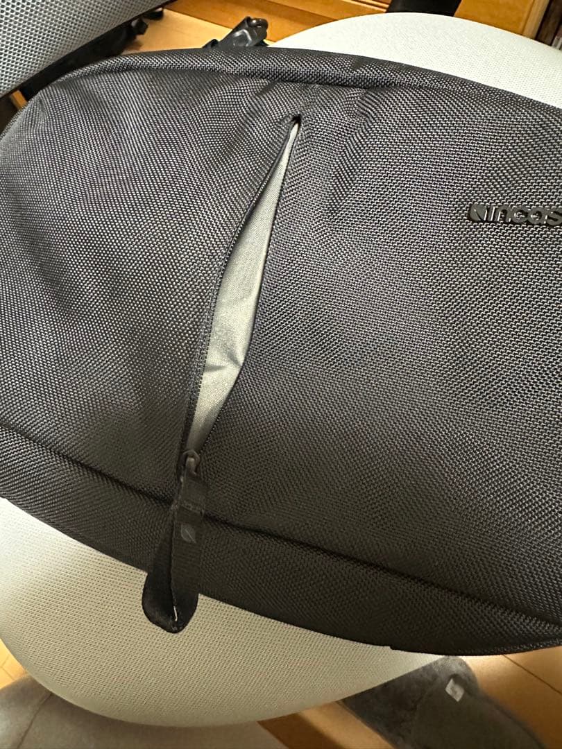 バッグ incase Tracks Sling / 7L -Black-