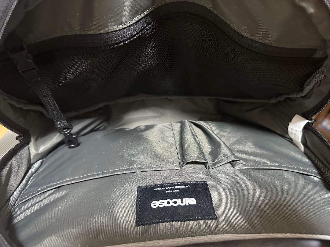 バッグ incase Tracks Sling / 7L -Black-