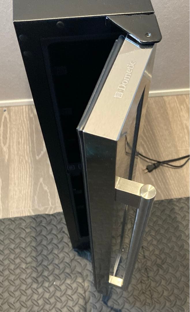 ドメスティック ワインセラー　7本収納 ブラック