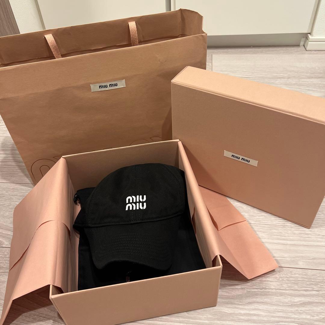 ある　miumiu ベースボールキャップ