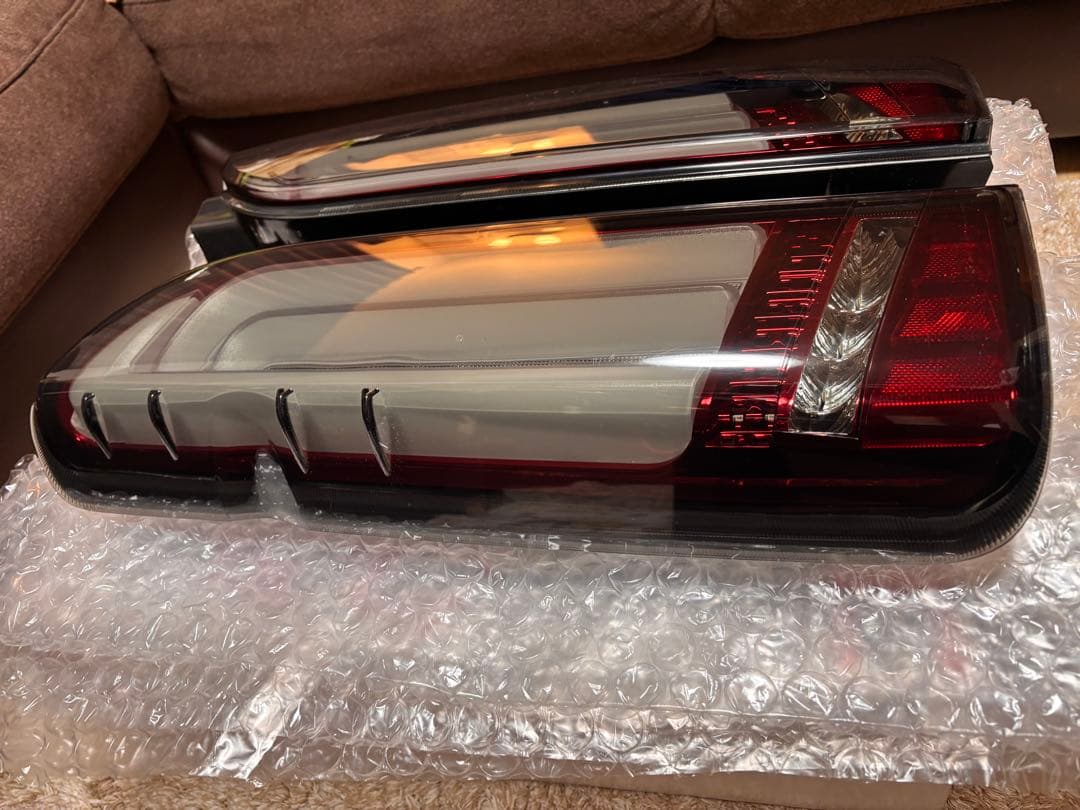 ハイエース200系テールランプヴァレンティ×ROWENコラボ廃盤限定希少品