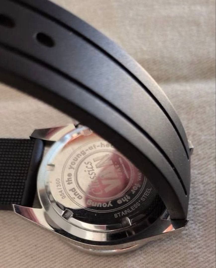 VAN シリアルナンバー付き腕時計　説明書　缶ケース付き