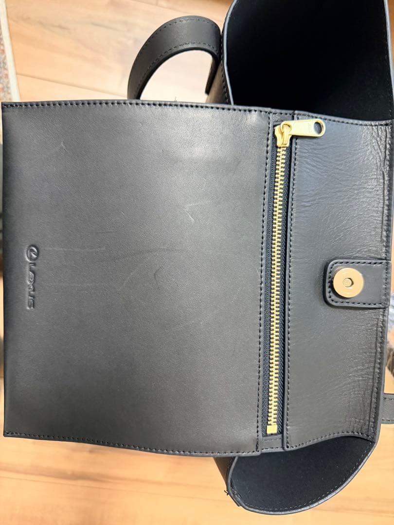 LEXUS 黒のレザートートバッグ