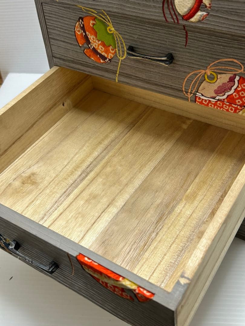 浅草　桐タンス　和風刺繍飾り　小物収納　小引出し　桐工芸　小物入れ　木目込み