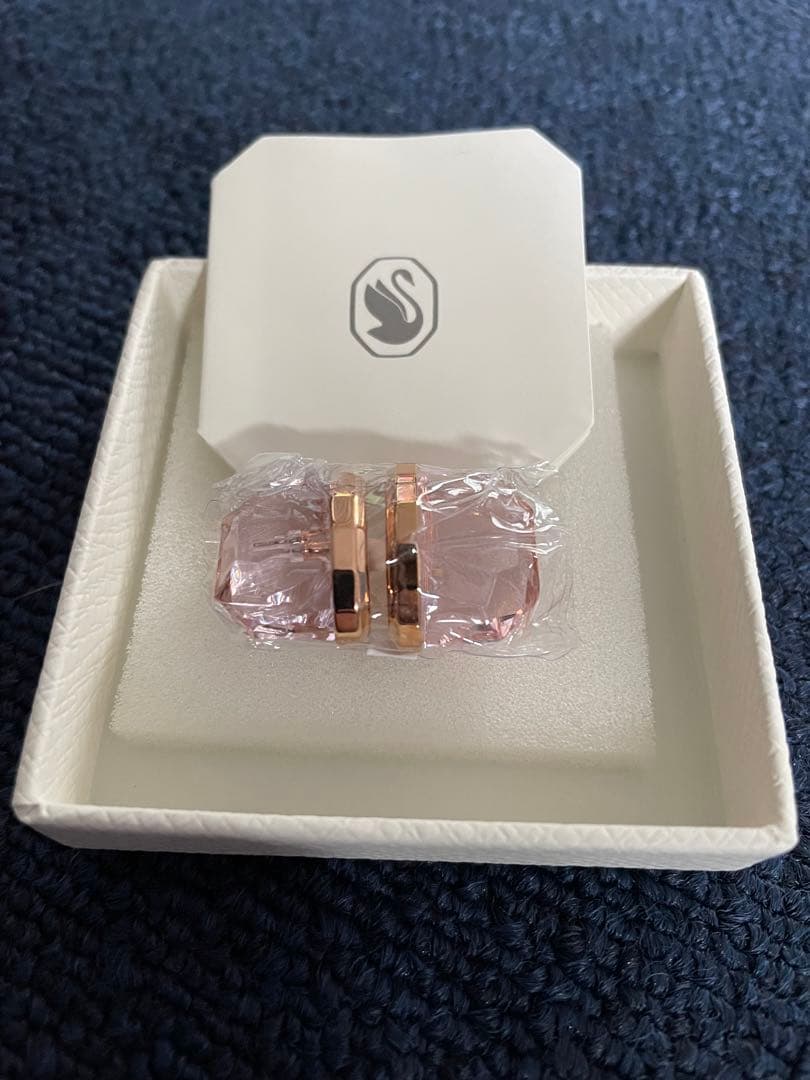 【新品、未使用】スワロフスキー　スタッドピアス　片耳