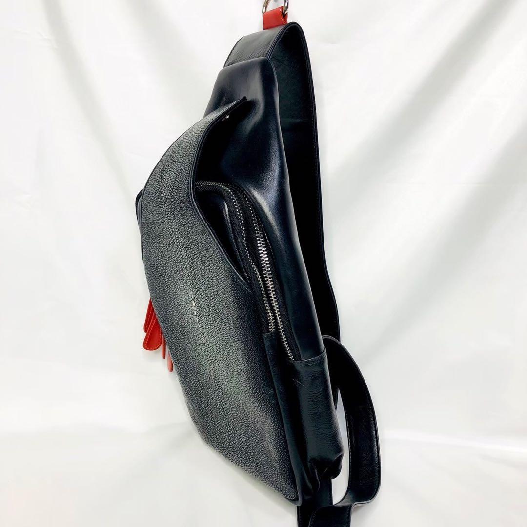 ボディ バッグ スティングレイ レザー 高級 エイ革 黒赤BG05 44332