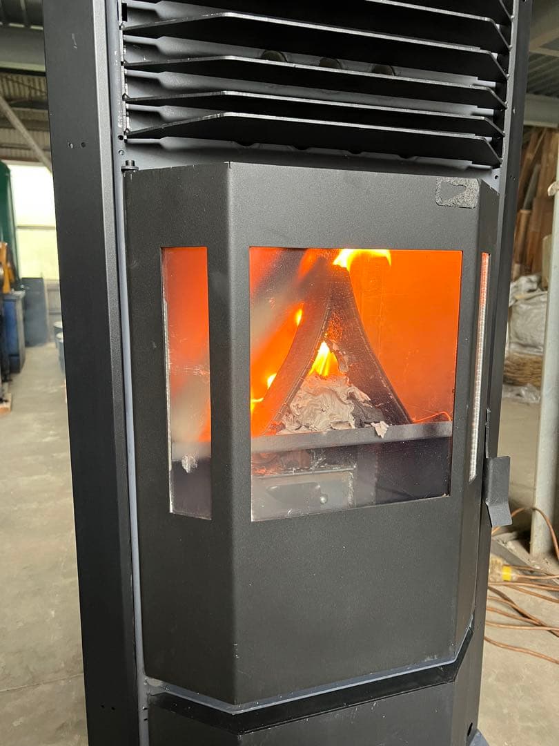薪ストーブ　ガラス窓付きで 自动温度制御