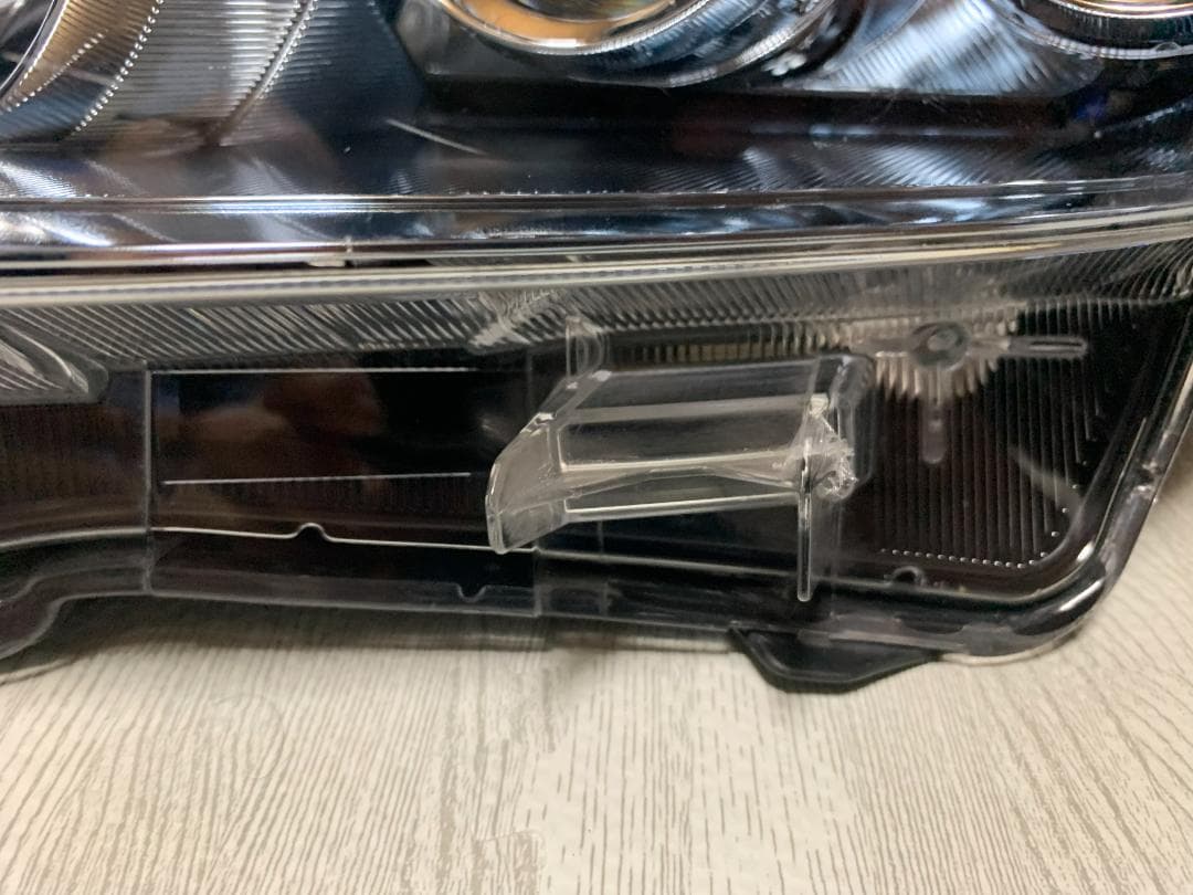 美しいオリジナルヘッドライト（左側）トヨタ プリウス ZVW30 ツーリング