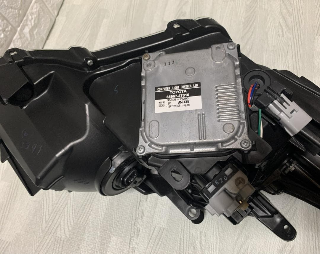 美しいオリジナルヘッドライト（左側）トヨタ プリウス ZVW30 ツーリング