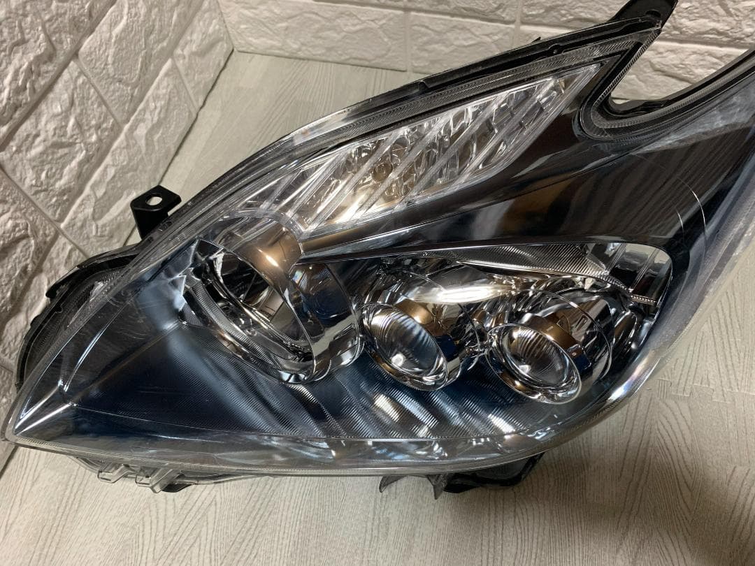 美しいオリジナルヘッドライト（左側）トヨタ プリウス ZVW30 ツーリング